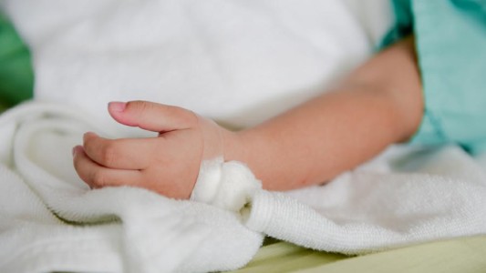 Un bebé está muy grave tras aspirar cocaína: según la madre fue accidentalmente