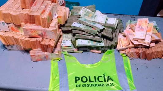 Quiso evitar un control de tránsito y lo detuvieron con $26 millones