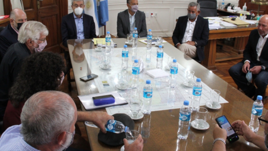 Se reabren hoy las paritarias en un marco de conflicto con los estatales y docentes