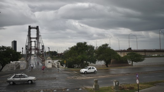 Sigue lloviendo en la ciudad y continúa vigente el alerta meteorológico