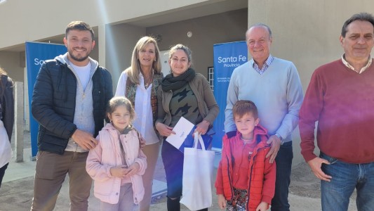 El gobierno de Santa Fe entregó 12 viviendas a familias de barrio Acería