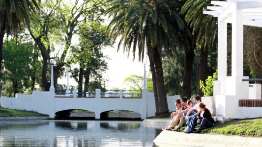 Mientras paseaba a su perro, un vecino sufrió un violento asalto en el Parque Juan Garay