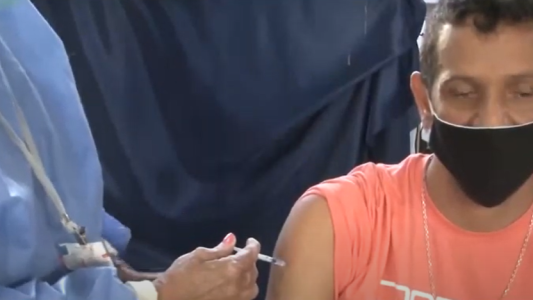 Coronavirus: Se vacuna de manera libre y espontánea este martes