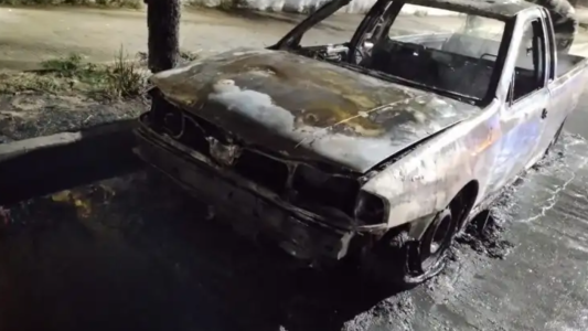 Incendiaron una camioneta en pleno barrio Candioti