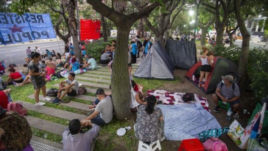 "Elegir entre comer o estudiar": acampe piquetero en el Obelisco porque retiran el plan Potenciar Trabajo a estudiantes