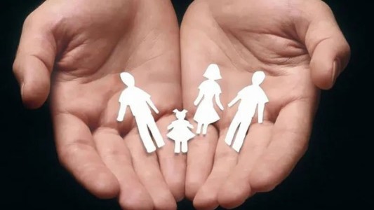 Una jueza de familia dispuso la triple filiación de una niña de 3 años