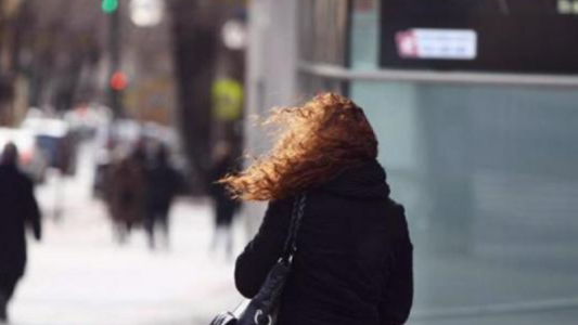 Alerta por vientos fuertes que trae descenso de la temperatura en la ciudad