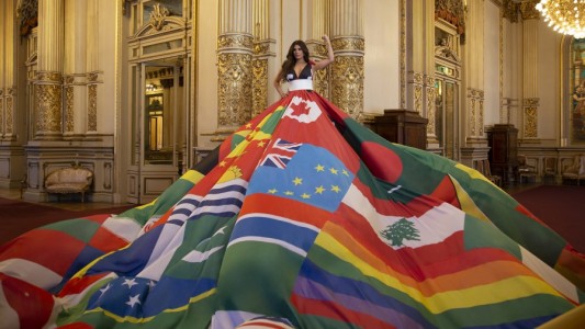 Flor de la V modeló un vestido con banderas de países que criminalizan a personas LGBTIQ