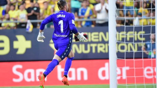 Un arquero argentino intervino para salvarle la vida a una hincha