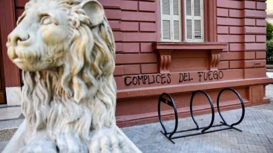 “Cómplices del fuego:” nuevas pintadas en la Municipalidad de Rosario