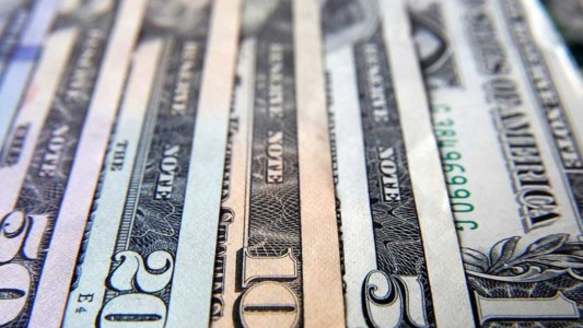 Dólar turista: el Gobierno evalúa cambios para compensar la falta de divisas