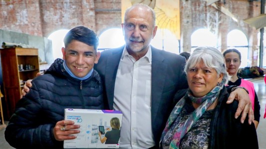 Perotti participó de la entrega de más de 1.000 tablets a jóvenes en la ciudad de Santa Fe