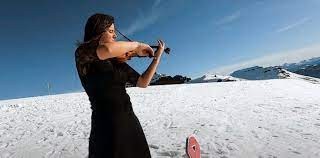 Una violinista tocó en Chapelco a 2.000 metros de altura para concientizar sobre el cáncer de mama