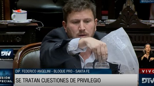El diputado Angelini esparció cenizas de Rosario desde su banca en el Congreso