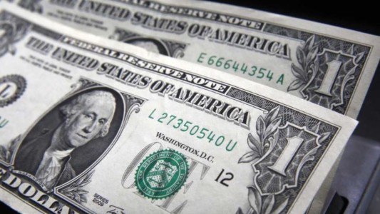 El dólar blue inició la semana en baja y cerró $286