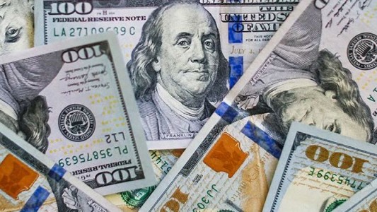 El dólar blue siguió en alza y cerró a $290