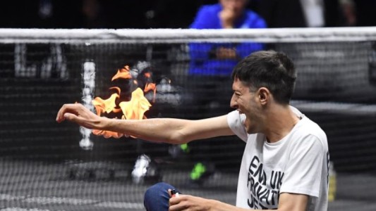 Un activista se prendió fuego a un brazo durante el partido del "Peque" Schwartzman en la Laver Cup