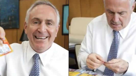 El embajador de EEUU consiguió la figurita de Messi y mostró su reacción en redes