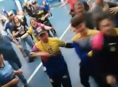 Video: Una batalla campal en el fútbol femenino