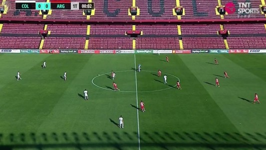 Colón, sin gente y sin fútbol: al término del primer tiempo pierde 2 a 0 con Argentinos