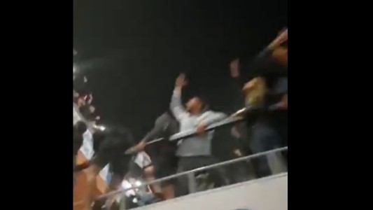 El festejo de los jugadores de Belgrano casi termina en tragedia