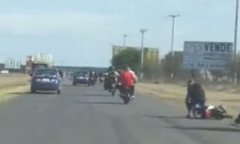 Locura en la autopista: filmaron a patrulleros volteando a motociclistas