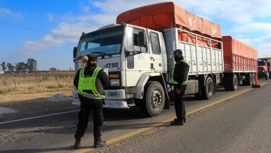 La policía y las fuerzas federales realizan controles en los accesos a la provincia