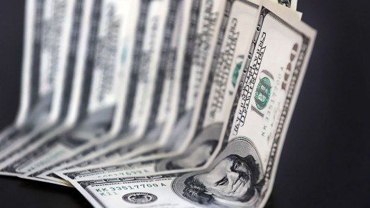 El dólar blue volvió a bajar y cerró en $288