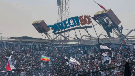 Colapsó el techo de una tribuna del estadio de Colo Colo que estaba repleta de hinchas