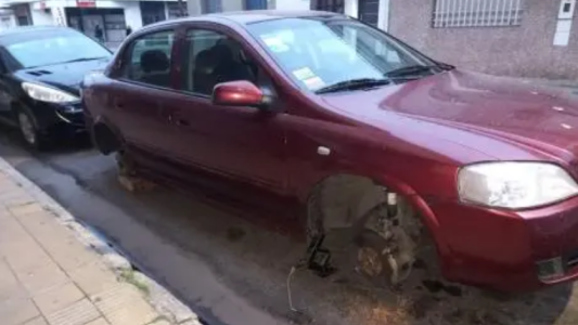 Se robaron dos ruedas de un auto estacionado en el centro
