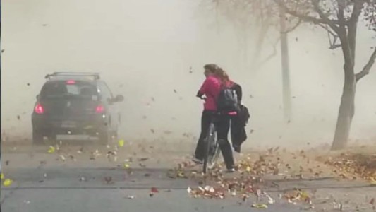 Alerta naranja en seis provincias por viento Zonda y lluvias