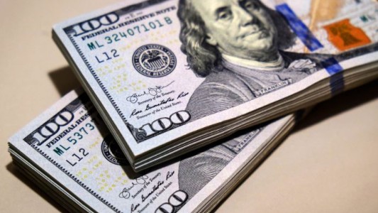 El dólar blue siguió en alza y cerró a $291