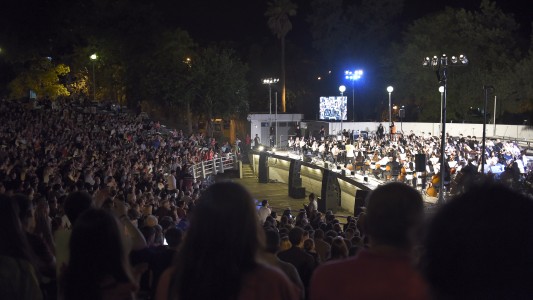 2000 personas disfrutaron del concierto de 360 artistas en el Anfiteatro