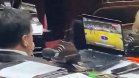 Un diputado miró un partido de básquet en pleno debate del Presupuesto 2023