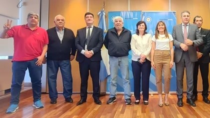 Camioneros acordó un aumento salarial de 107% y un bono de 100 mil pesos