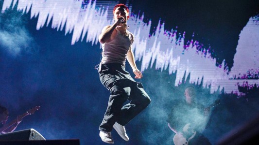 Wos dio su primer concierto en una cancha de fútbol