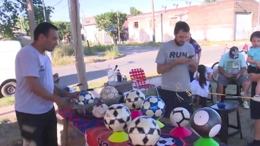 Reparar y fabricar pelotas, el proyecto de la Liga Infantil de los barrios