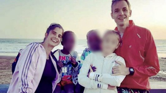 Detuvieron a la pareja que adoptó a dos nenes en África, volvió a Argentina y los abandonó