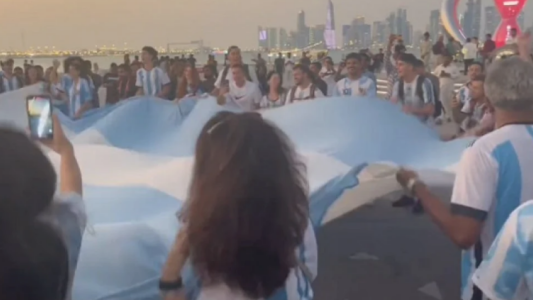 Primer banderazo de hinchas argentinos en Qatar