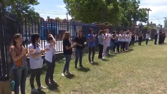 Abrazo simbólico del personal de Salud en los hospitales Alassia e Iturraspe