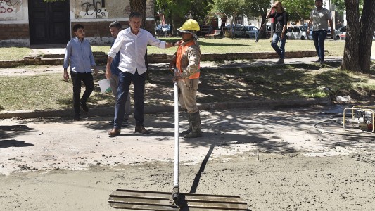 El municipio repara baches históricos en el barrio Centenario