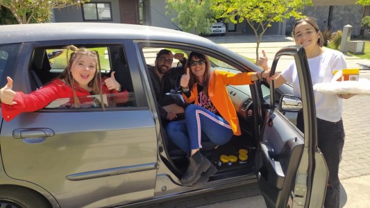 Agustín, el delivery que hace entregas en su auto adaptado: "Toco bocina y la gente se acerca"