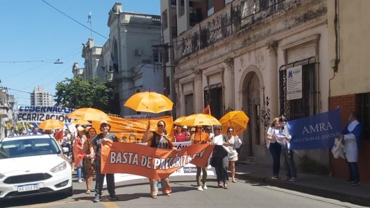 Los médicos y profesionales de la salud se manifestaron en Casa de Gobierno
