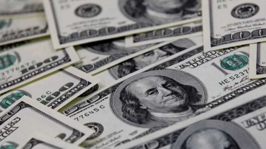 El dólar blue cerró en $318 y se acercó a su récord histórico