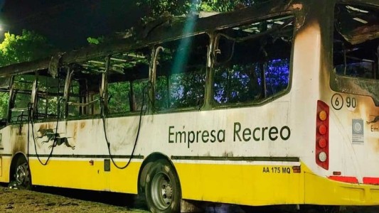 Se incendió un colectivo frente al cementerio de Santa Fe