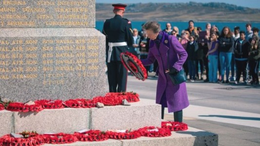 La hermana del Rey Carlos III visitó Malvinas y el Gobierno calificó su presencia como "colonial"