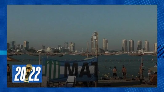 Los hinchas argentinos coparon una playa en Doha para reponerse de la derrota