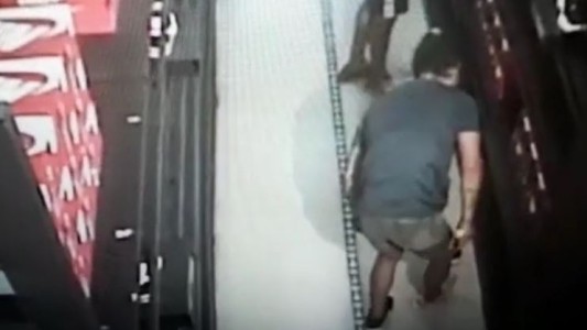 Entraron descalzos a robar zapatillas a un local: se las llevaron puestas