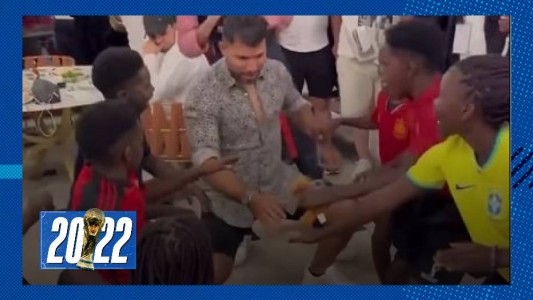 El Kun Agüero bailó con niños ugandeses en las calles de Qatar