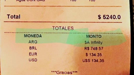 Fue a comer a un restaurante en Uruguay y comprobó que en el ticket se ríen del peso argentino